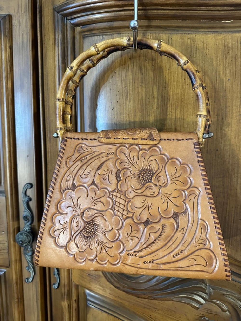 Vintage Detailed Leather Floral Tooled Hand Purse With Bamboo Wooden Handles - Picture 3 of 17